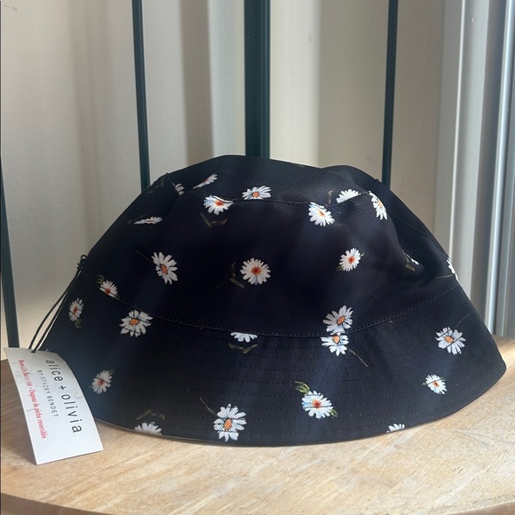 Alice + Olivia Daisy Reversible Bucket Hat NWT - Picture 7 of 12